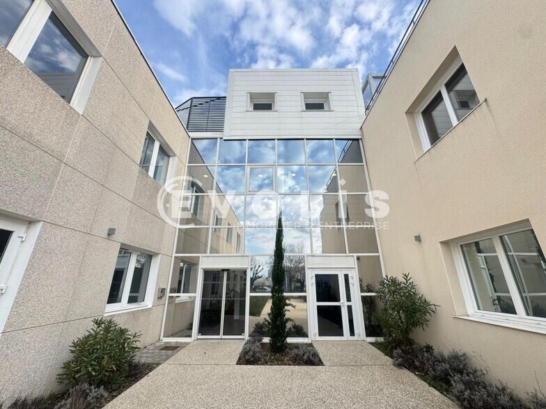 Office in Bron for sale - Building Photo - Image 1 of 17