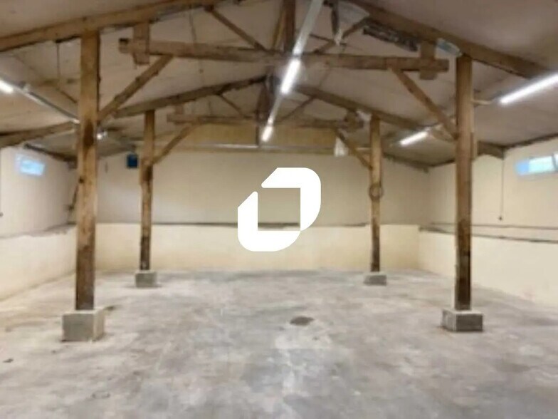 Flex in Jouars-Pontchartrain for lease - Interior Photo - Image 1 of 11