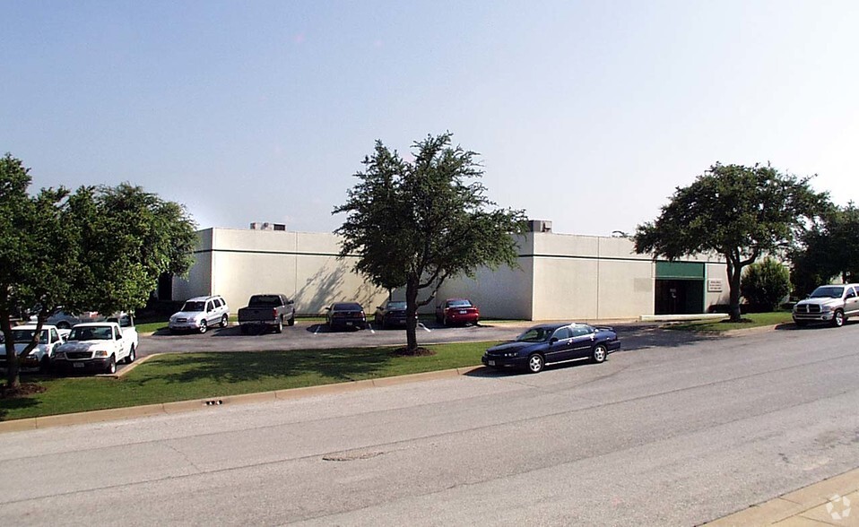 1109 S Airport Cir, Euless, TX for lease - Building Photo - Image 2 of 8