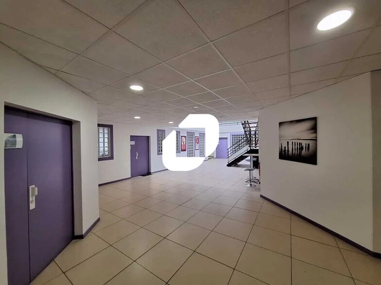 Office in Chilly-Mazarin for lease - Interior Photo - Image 2 of 9