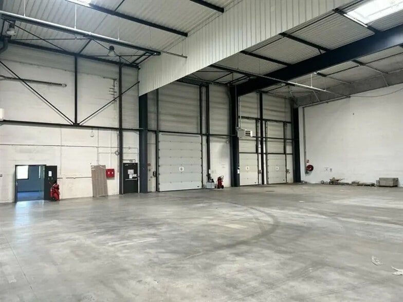 Flex in Villeneuve-la-Garenne for lease - Interior Photo - Image 2 of 3