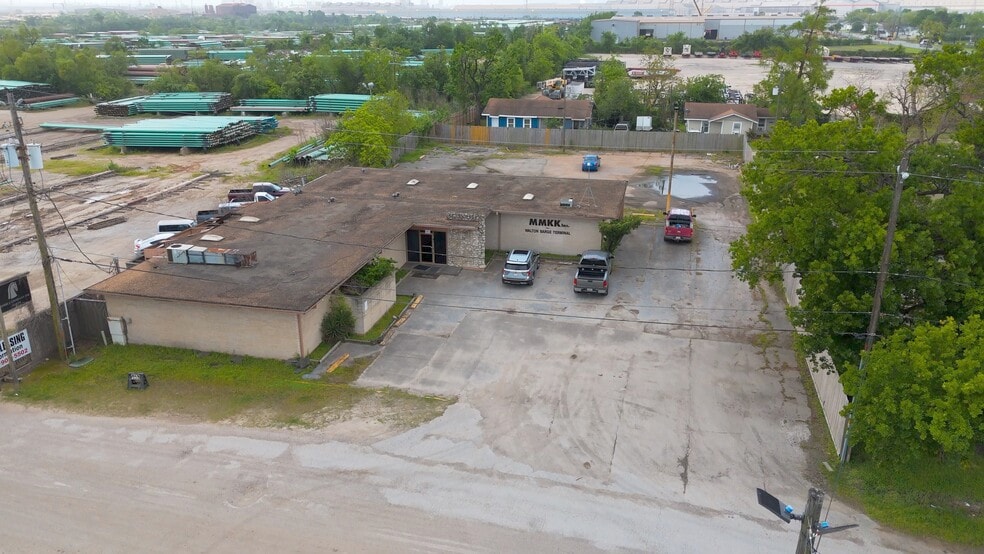 13020 Sarahs Ln, Houston, TX for lease - Primary Photo - Image 1 of 5