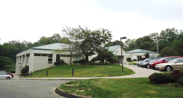 30 Crest Rd, Middlebury, CT for sale - Building Photo - Image 1 of 1