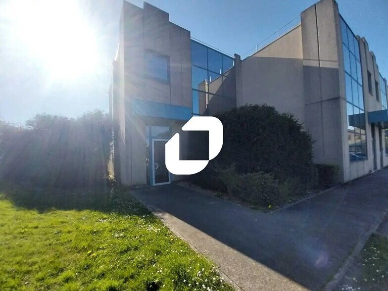 Flex in La Verrière for lease - Building Photo - Image 2 of 12