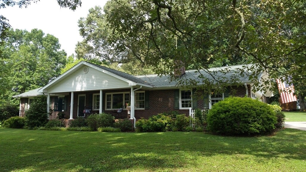 2547 E Cherokee Dr, Woodstock, GA for sale Primary Photo- Image 1 of 1