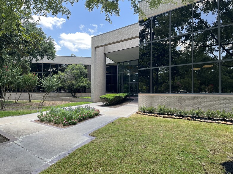 800 Rockmead Dr, Kingwood, TX for sale - Building Photo - Image 1 of 10