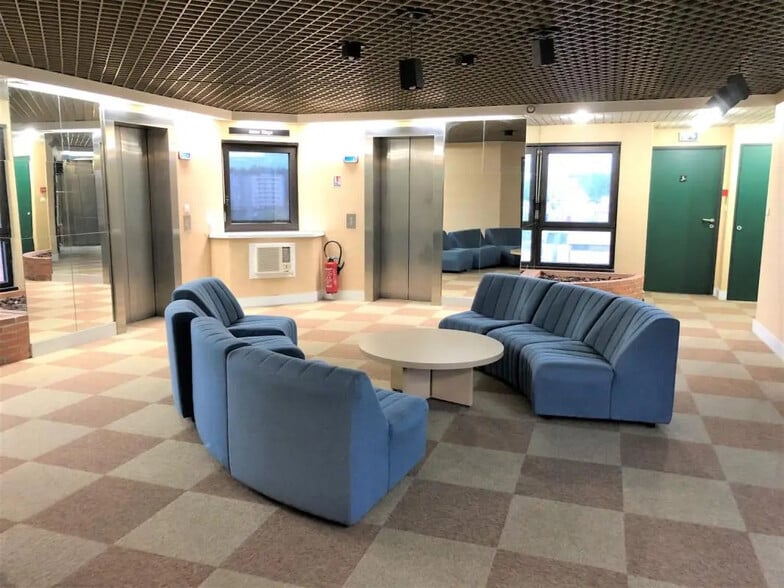 Office in Toulouse for lease - Lobby - Image 3 of 7