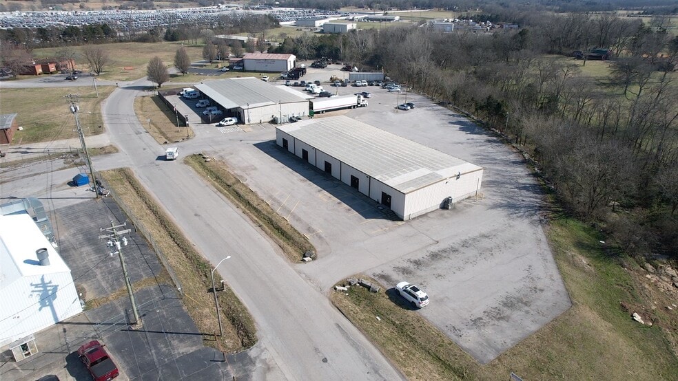 102-104 Southside Park Dr, Lebanon, TN for lease - Building Photo - Image 1 of 10