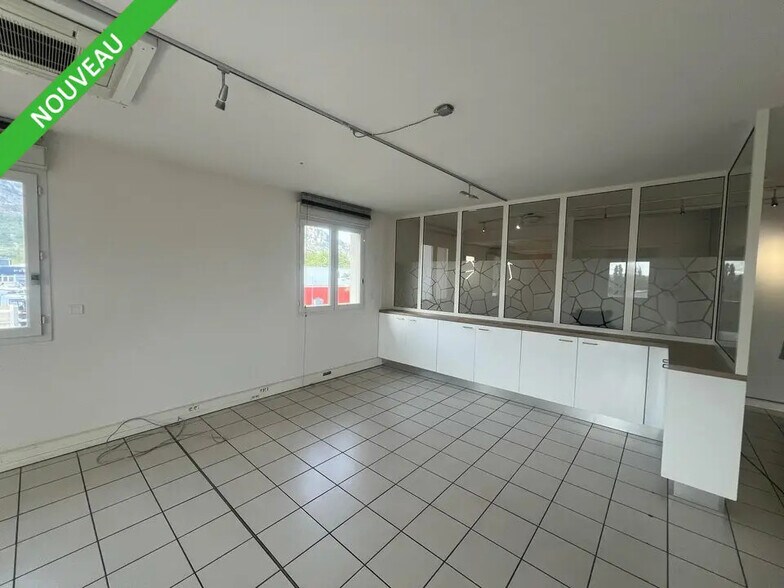 Office in Valence for sale - Building Photo - Image 2 of 5