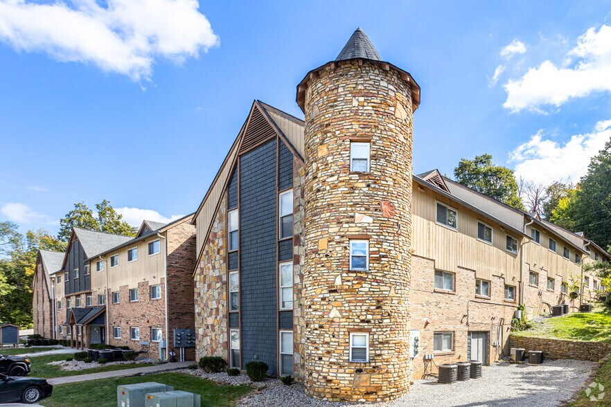 2101 Cardinal Woods Dr, Louisville, KY 40214