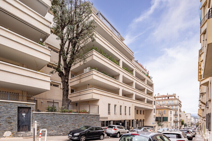  in Marseille for sale - Primary Photo - Image 1 of 1