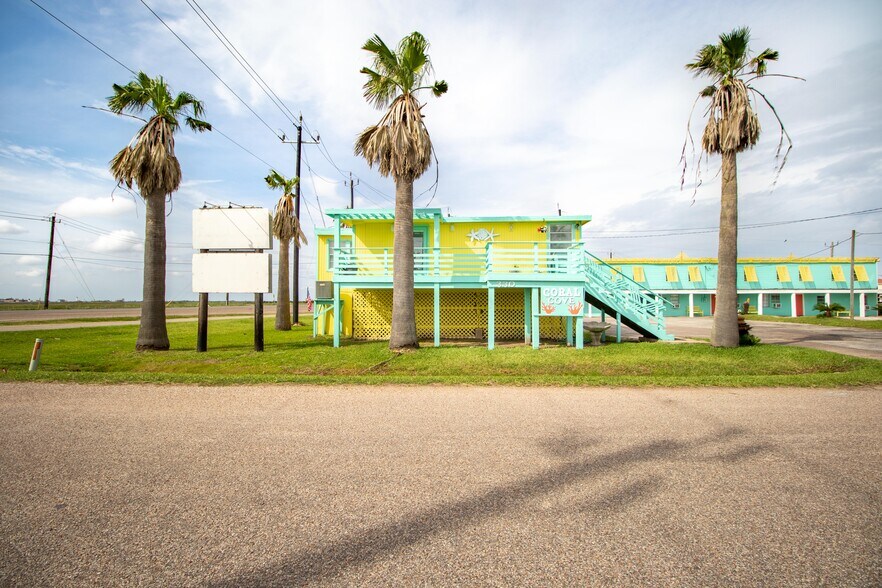 330 Coral Ct, Surfside Beach, TX for sale - Building Photo - Image 1 of 1