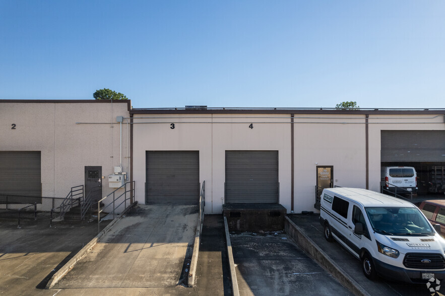 6001 Stonington St, Houston, TX for lease - Building Photo - Image 3 of 14