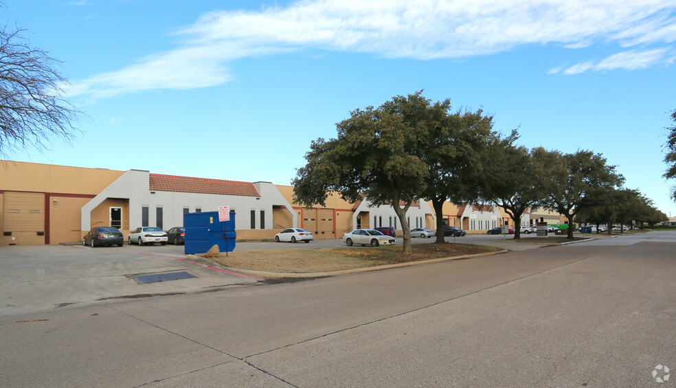 2425 McIver Ln, Carrollton, TX for lease - Building Photo - Image 3 of 4