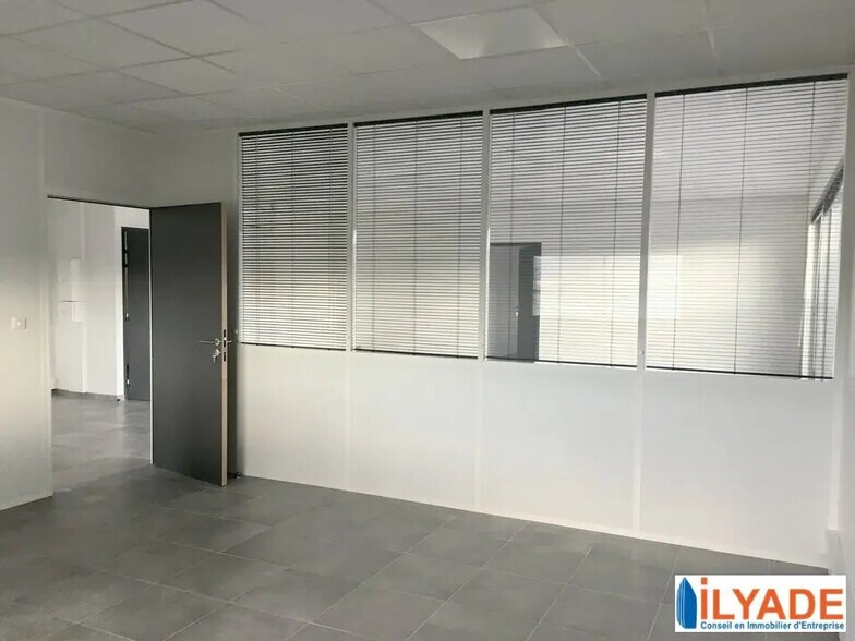 Office in Meyreuil for lease - Interior Photo - Image 2 of 9