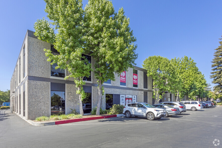 83 E Shaw Ave, Fresno, CA for lease - Primary Photo - Image 2 of 7