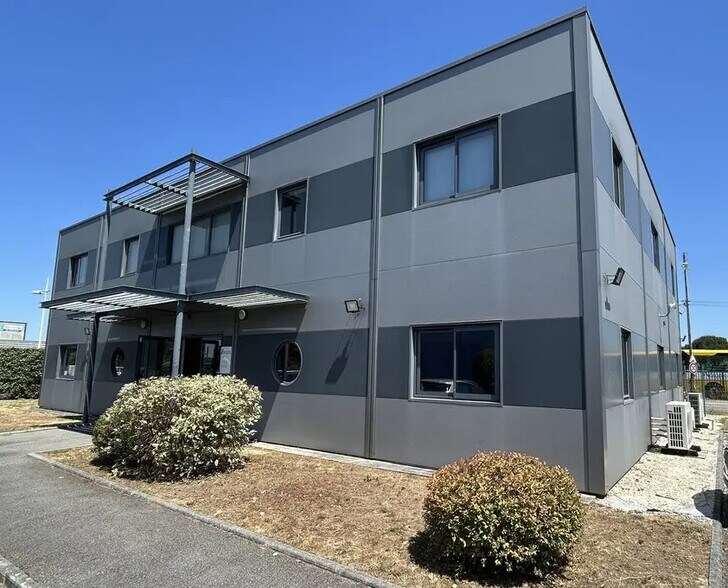 Office in Les Sorinières for lease - Building Photo - Image 3 of 5