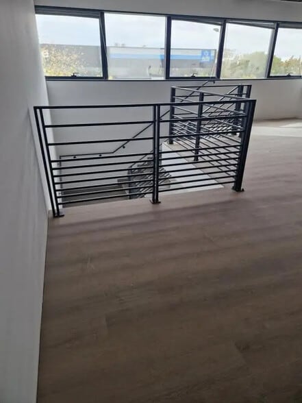 Flex in Taverny for lease - Interior Photo - Image 3 of 9