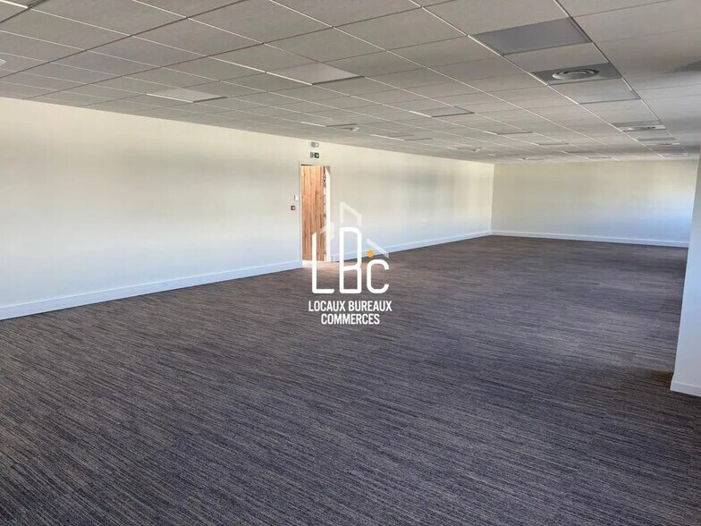 Flex in Bouguenais for lease - Building Photo - Image 2 of 74