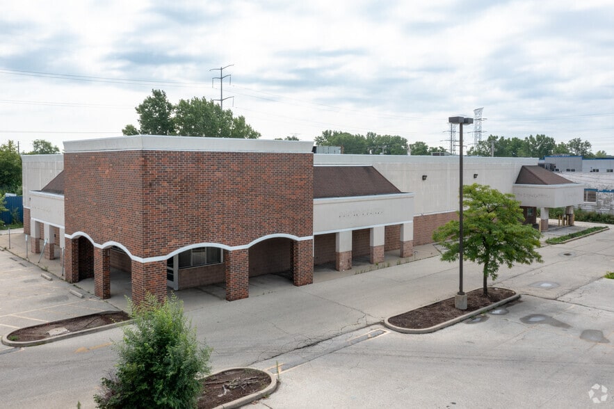 6330 N 76th St, Milwaukee, WI for lease - Building Photo - Image 2 of 6