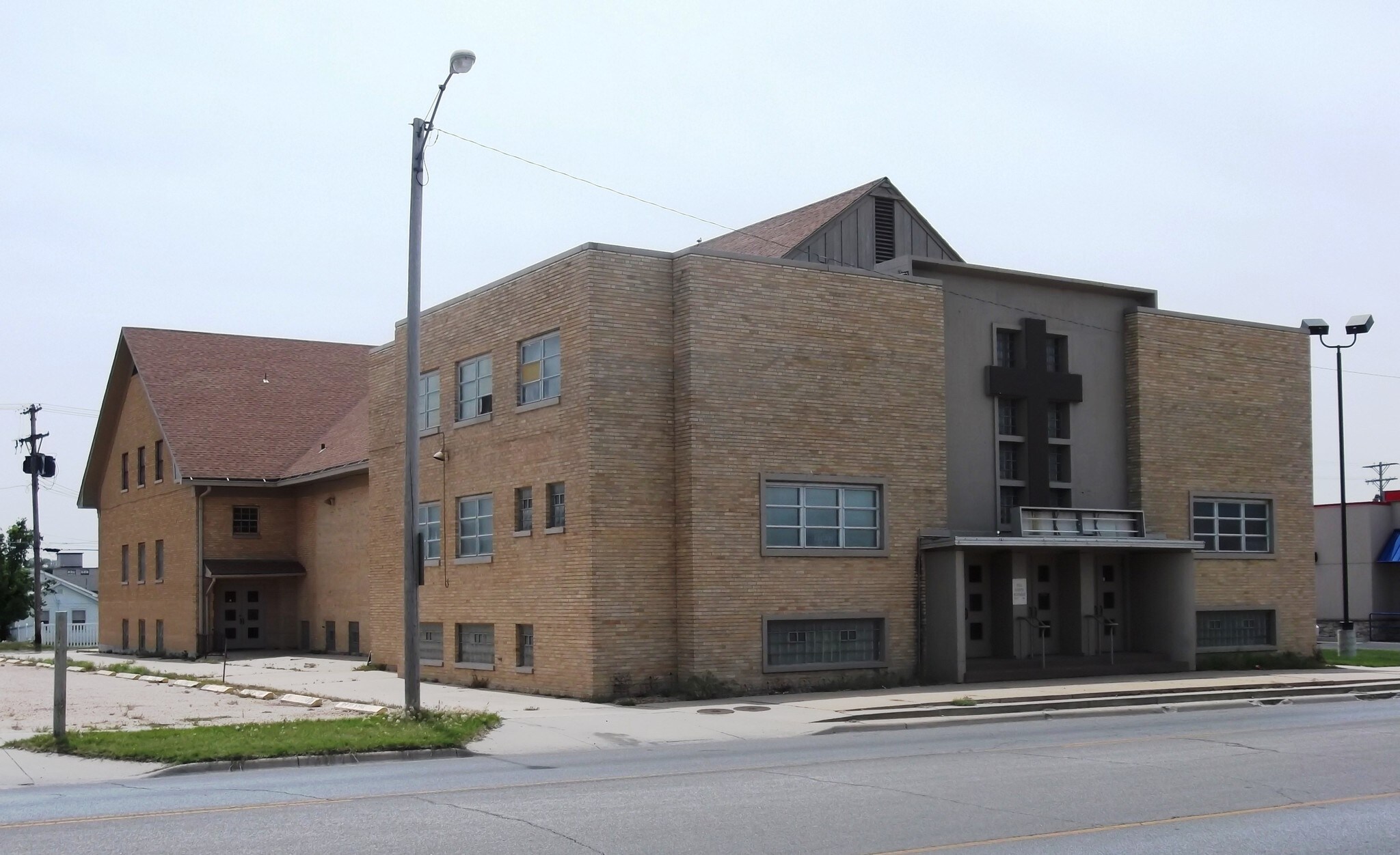211 E 4th Ave, Hutchinson, KS for sale Primary Photo- Image 1 of 1