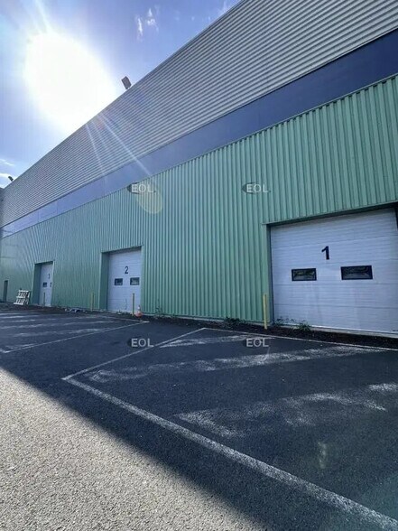 Industrial in Stains for lease - Building Photo - Image 2 of 2