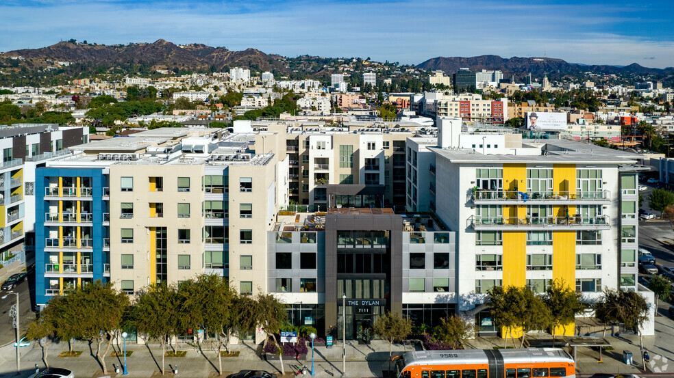 7111 Santa Monica Blvd, West Hollywood, CA for lease - Primary Photo - Image 1 of 15