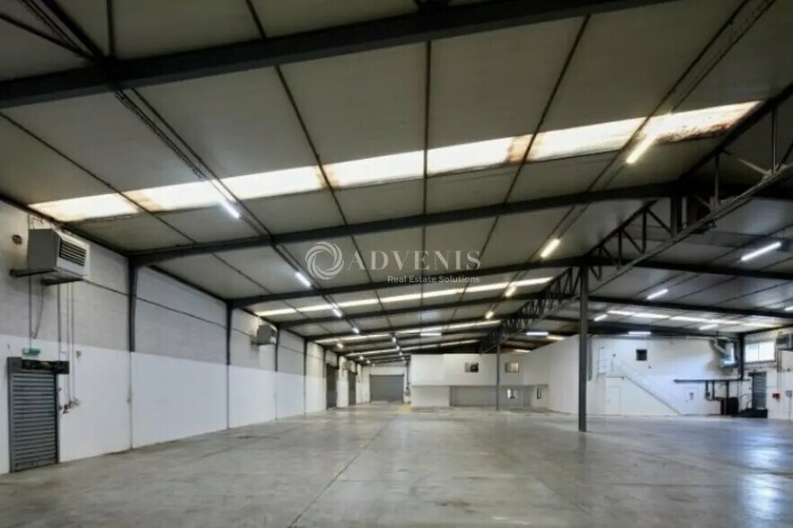 Flex in Morangis for lease - Interior Photo - Image 2 of 4