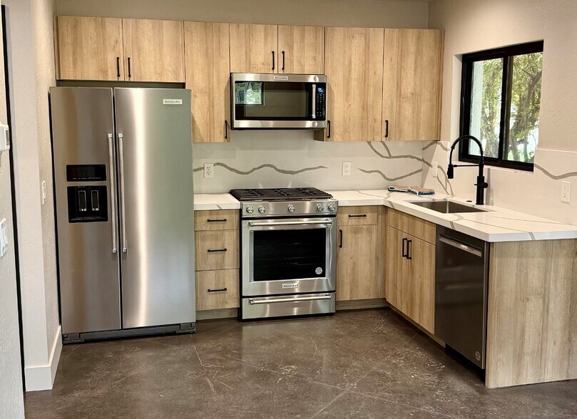 214 E Ellery Ave, Flagstaff, AZ for sale - Interior Photo - Image 3 of 7