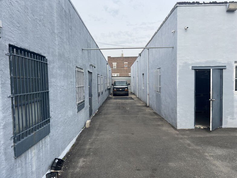 5606 Tulip St, Philadelphia, PA for lease - Building Photo - Image 3 of 10