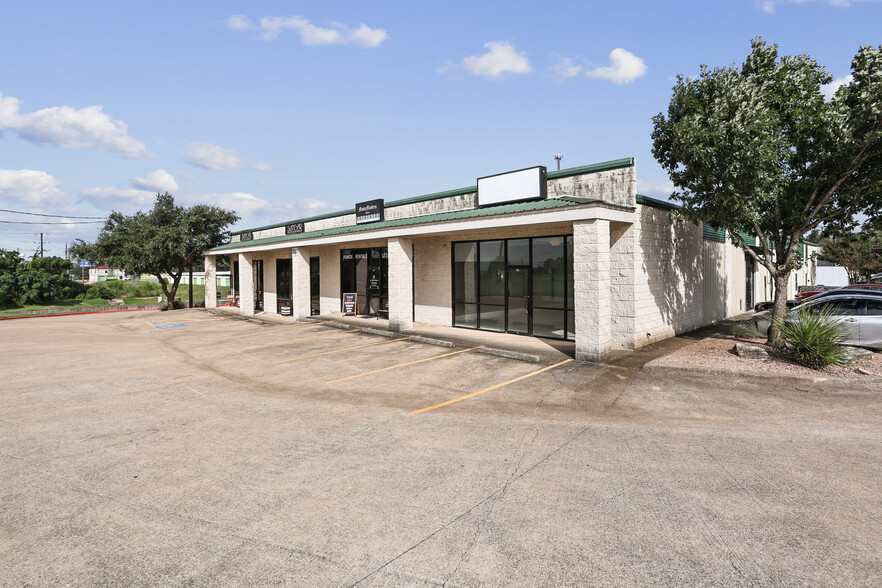 11190 Circle Dr, Austin, TX for lease - Building Photo - Image 1 of 6