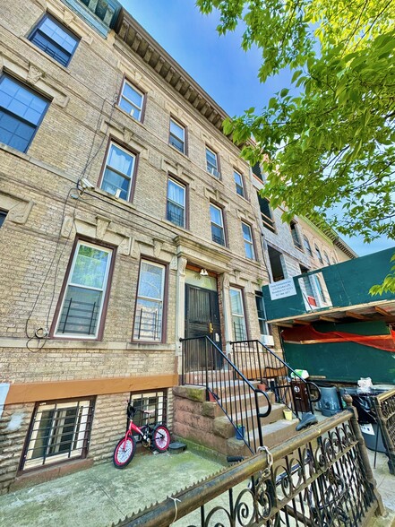 538 Bainbridge St, Brooklyn, NY for sale - Interior Photo - Image 1 of 14