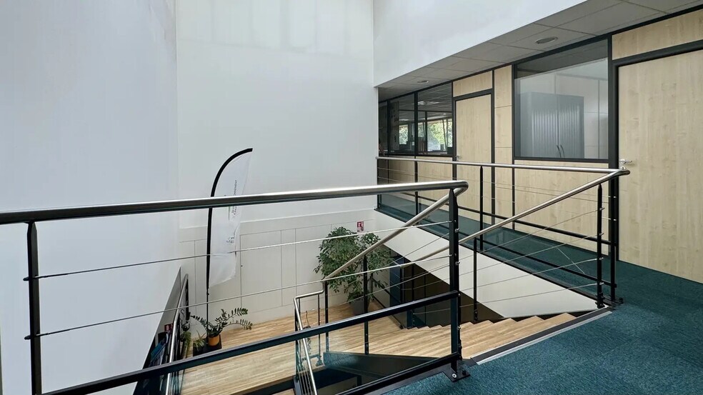 Office in Lezennes for lease - Building Photo - Image 3 of 8