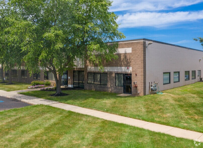 730 Louis Dr, Warminster, PA for lease - Building Photo - Image 3 of 10