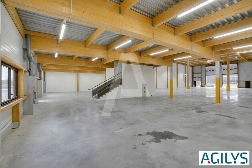 1 Rue Clément Ader, Brie-Comte-Robert for lease - Interior Photo - Image 2 of 8