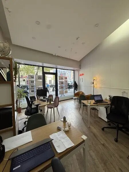 Retail in Paris for lease Interior Photo- Image 1 of 7