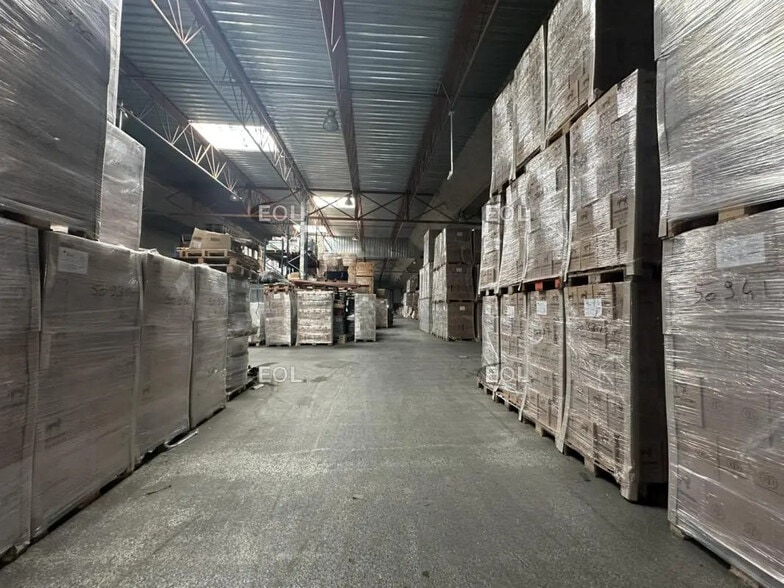 Industrial in Vitrolles for lease - Interior Photo - Image 1 of 6