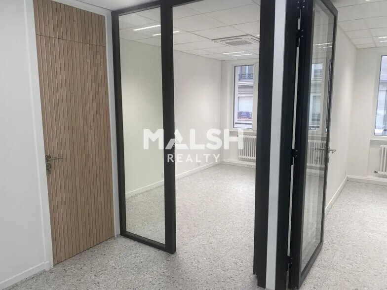 Office in Lyon for lease - Interior Photo - Image 3 of 10