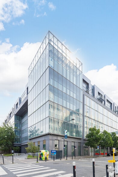 Retail in Saint-Denis for lease - Building Photo - Image 3 of 4