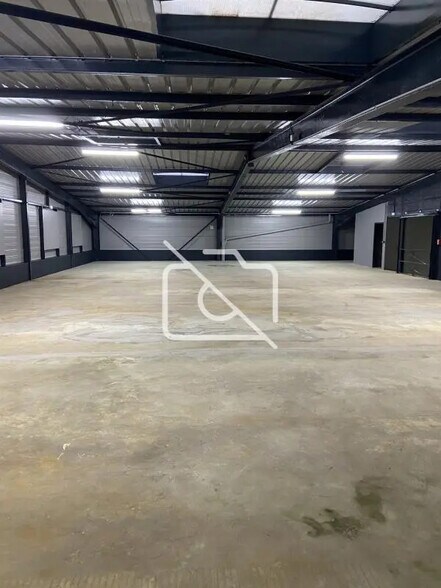 Industrial in Sainte-Geneviève-des-Bois for sale - Interior Photo - Image 2 of 6