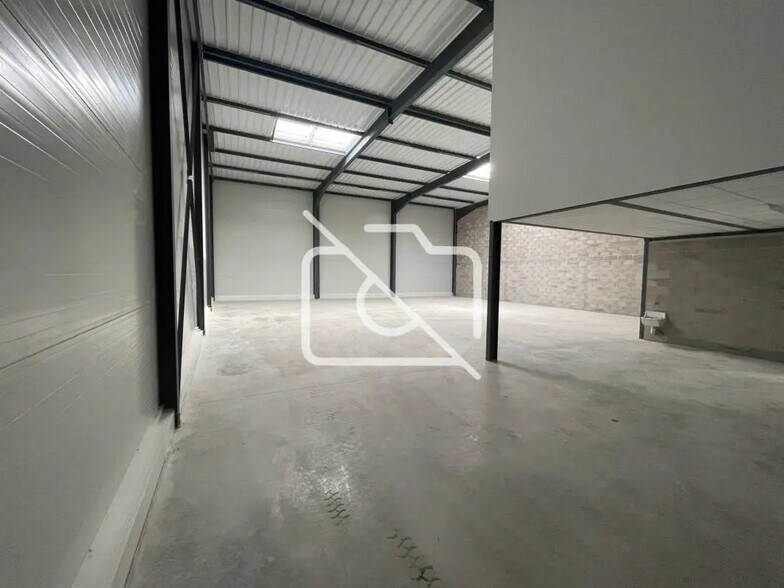 Industrial in Bondoufle for lease - Interior Photo - Image 1 of 4