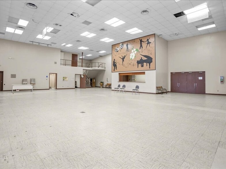 1819 Spring St, Palestine, TX for sale - Interior Photo - Image 2 of 60