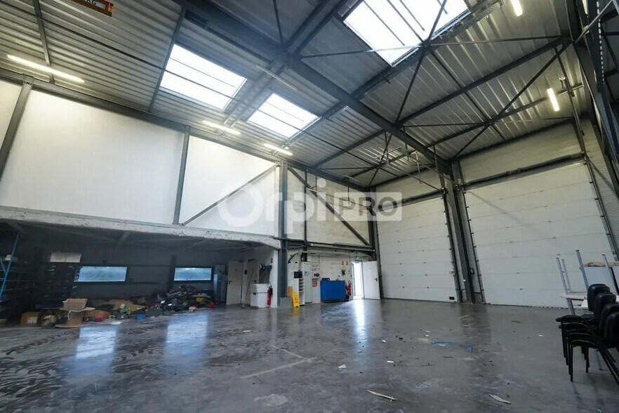 Office in Janneyrias for lease - Building Photo - Image 2 of 10