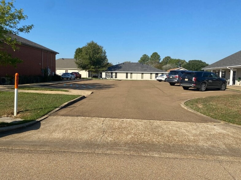 224 Commerce Dr, Brandon, MS for sale - Building Photo - Image 2 of 12