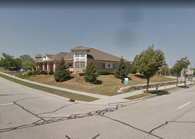 1625 W Paradise Dr, West Bend, WI for sale - Building Photo - Image 1 of 1