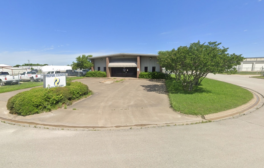 209 Kimberly Dr, Cleburne, TX for lease - Primary Photo - Image 1 of 1