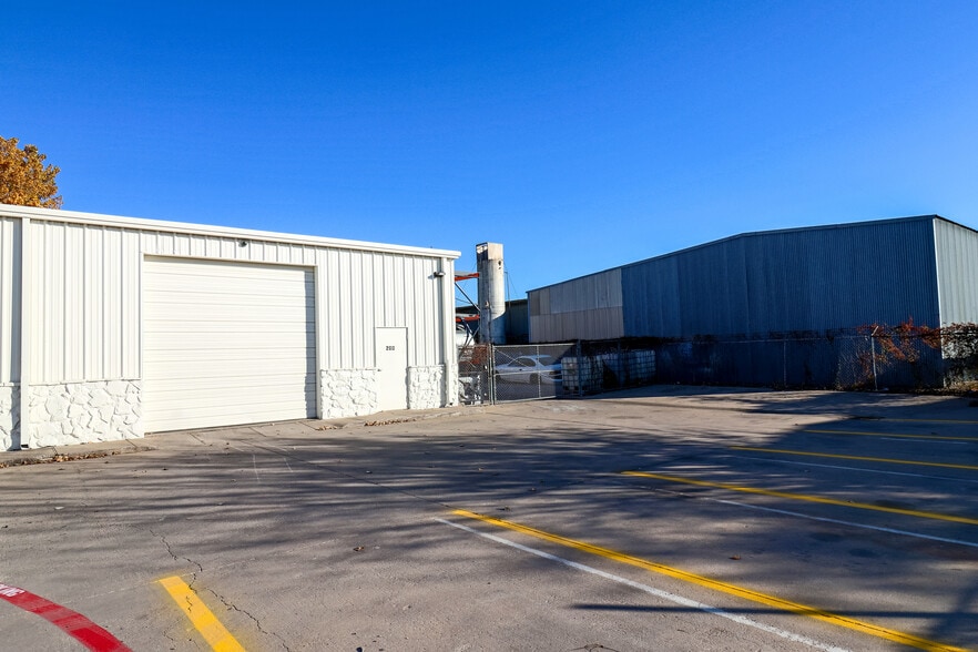 10312 Bickham Rd, Dallas, TX for lease - Building Photo - Image 3 of 9