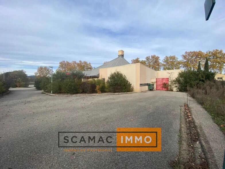 Retail in Manosque for lease - Building Photo - Image 1 of 4