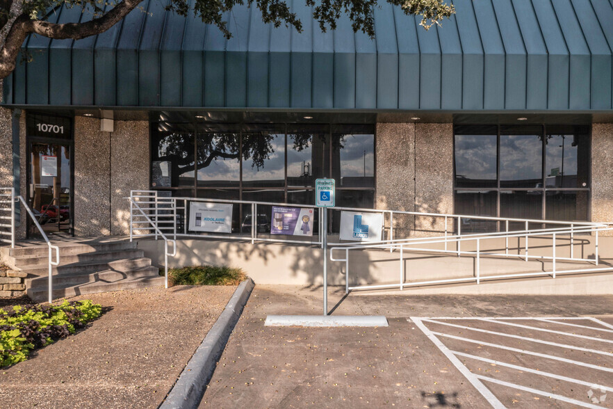 10671-10699 N Stemmons Fwy, Dallas, TX for lease - Building Photo - Image 3 of 8