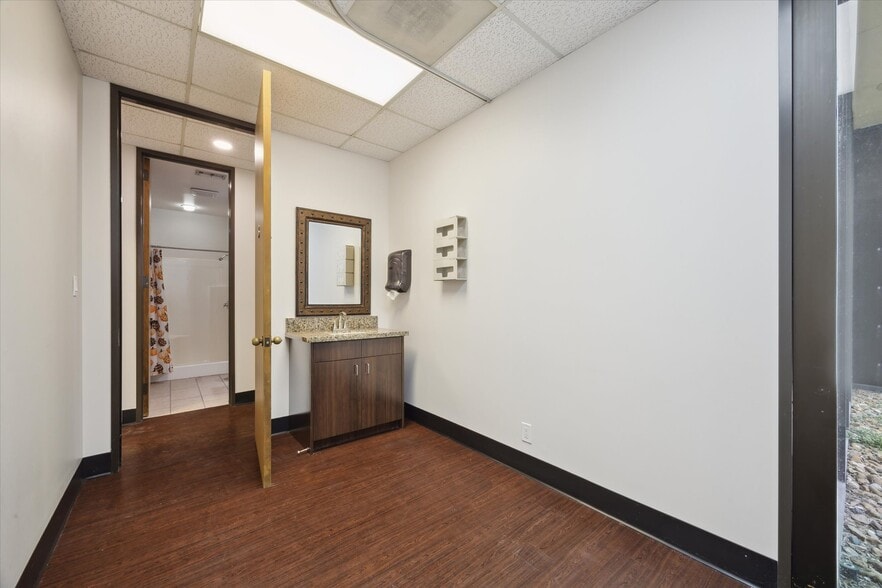 560 Blossom St, Webster, TX for lease - Building Photo - Image 3 of 11